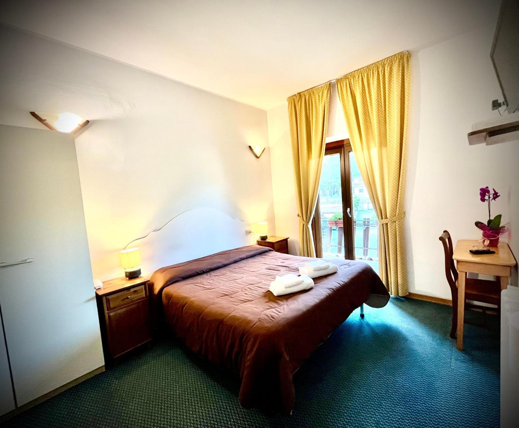 Hotel Pinguino 佩斯卡塞罗利 外观 照片